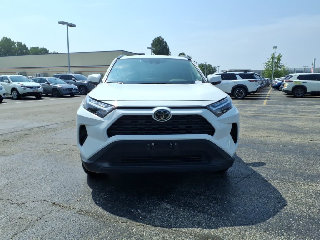 Used 2025 Toyota RAV4 XLE AWD/4WD image 2