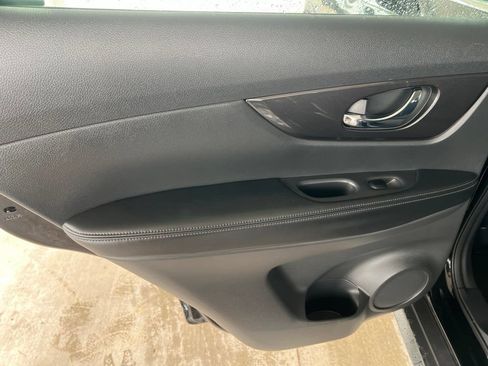 Used 2018 Nissan Rogue S AWD/4WD image 10