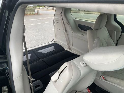 Used 2017 Chrysler Pacifica Touring Plus image 27