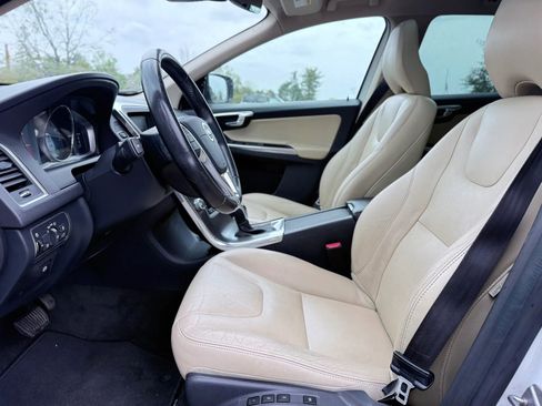 Used 2016 Volvo XC60 T5 Premier w/ Proximity Package FWD image 9