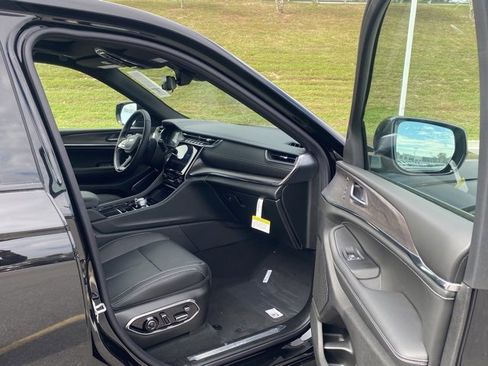 New 2025 Jeep Grand Cherokee Overland w/ Adv Protech Group III image 29