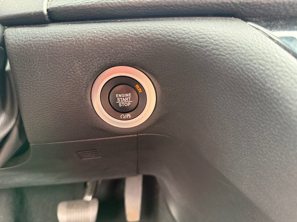 Used 2024 Chrysler Pacifica Limited FWD image 32