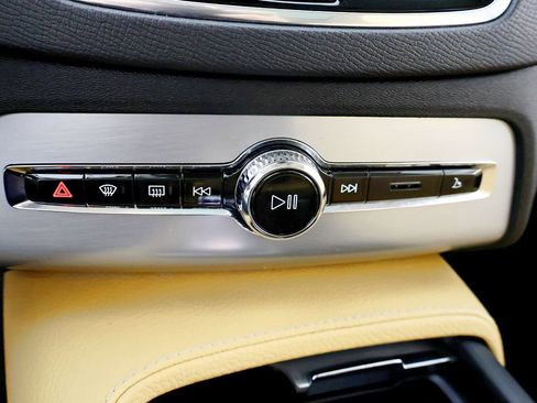 Used 2016 Volvo XC90 T8 Momentum w/ Vision Package image 34