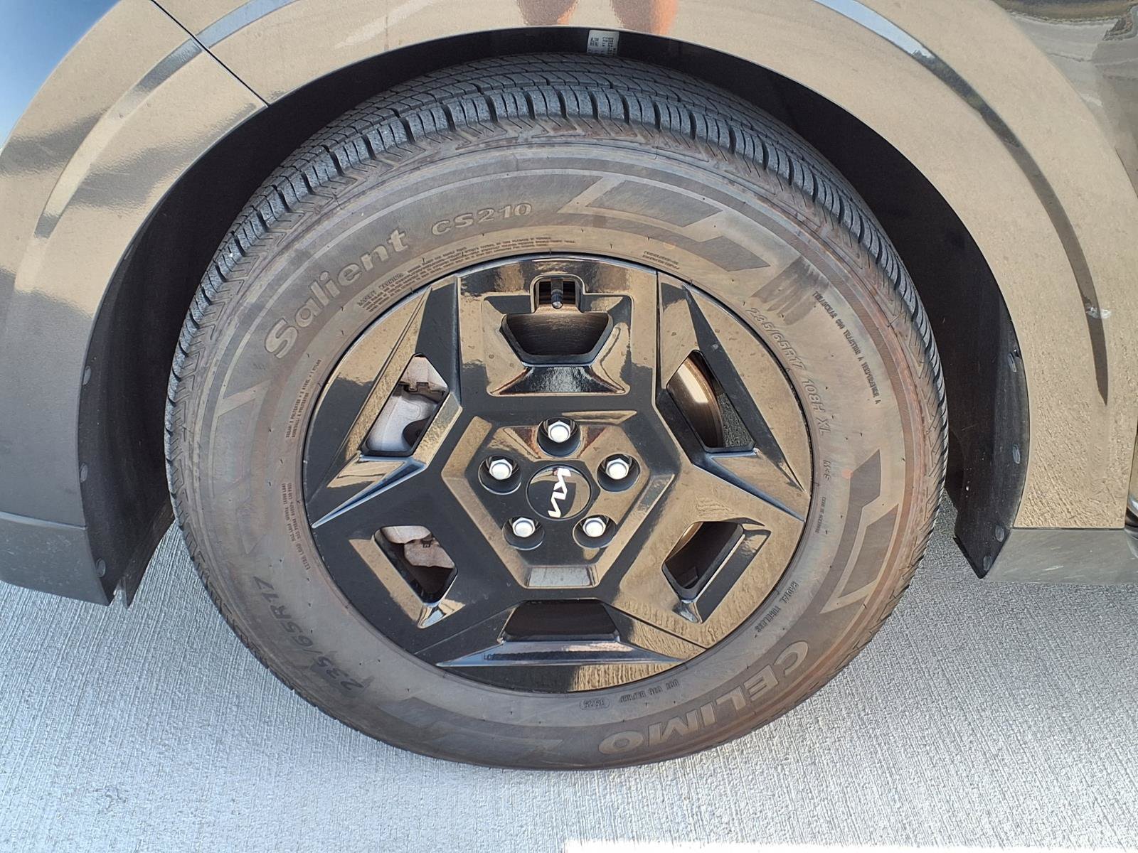 Used 2025 Kia Carnival FWD image 29