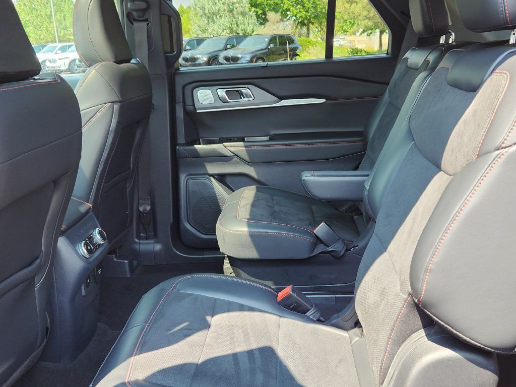 Used 2025 Ford Explorer ST AWD/4WD image 10