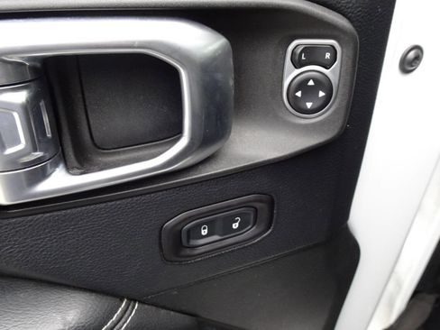 Used 2018 Jeep Wrangler Unlimited Sahara w/ Uconnect 4C Nav & Sound Group image 14