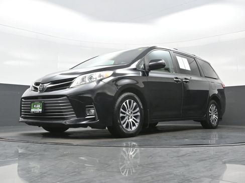 Used 2018 Toyota Sienna XLE Premium w/ Carpet Mat Package FWD image 31