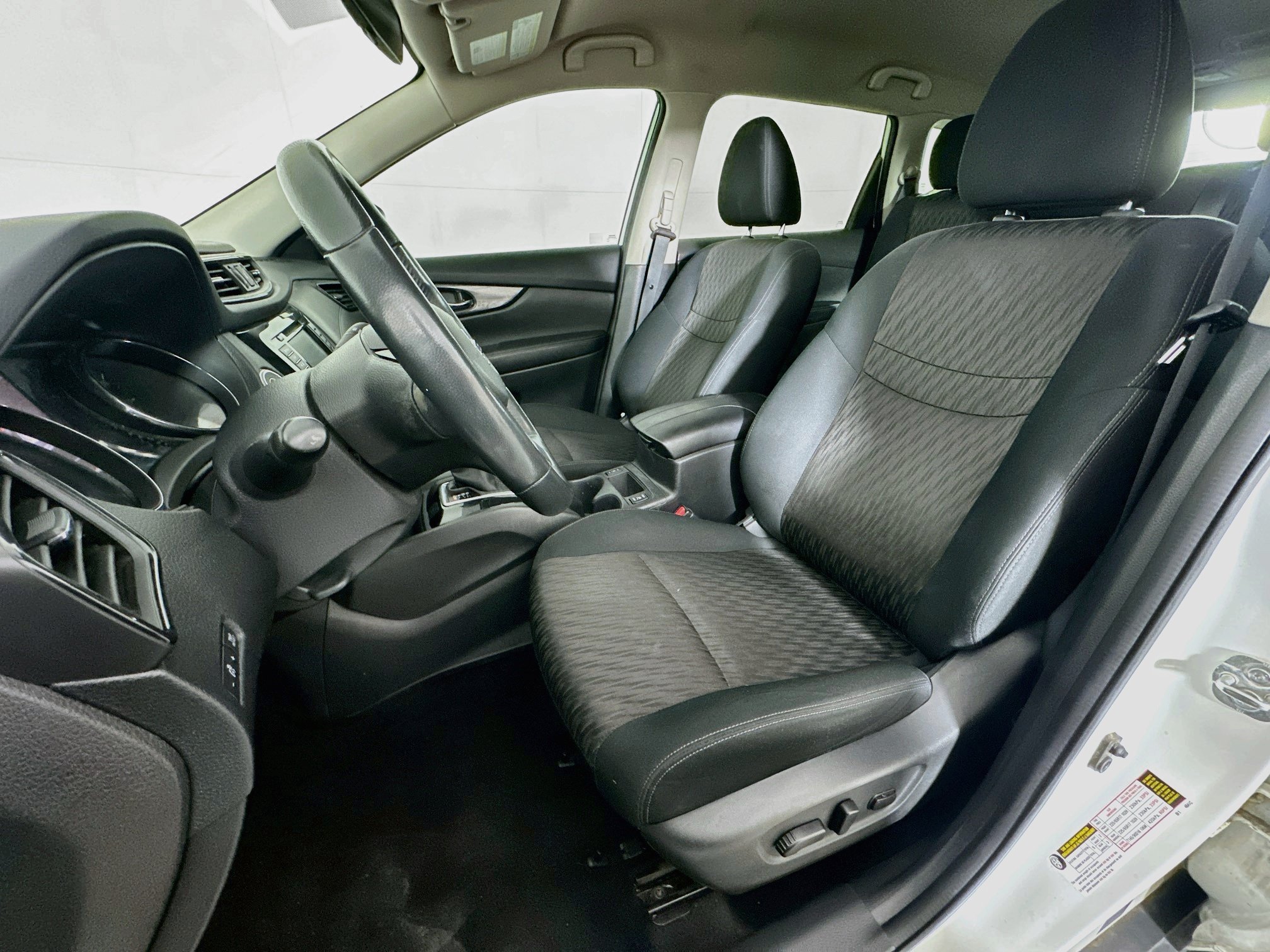 Used 2018 Nissan Rogue SV w/ Premium Package FWD image 13
