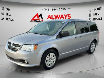 Used 2018 Dodge Grand Caravan SE w/ UConnect Hands-Free Group
