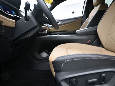 Used 2024 Volkswagen Atlas Cross Sport SE image 13