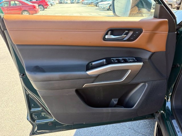 Used 2023 Nissan Pathfinder Platinum w/ Cargo Package AWD/4WD image 27