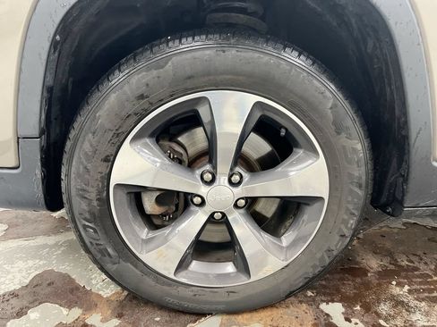 Used 2019 Jeep Cherokee Limited AWD/4WD image 26