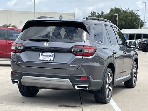 Certified 2025 Honda Pilot Touring image 4