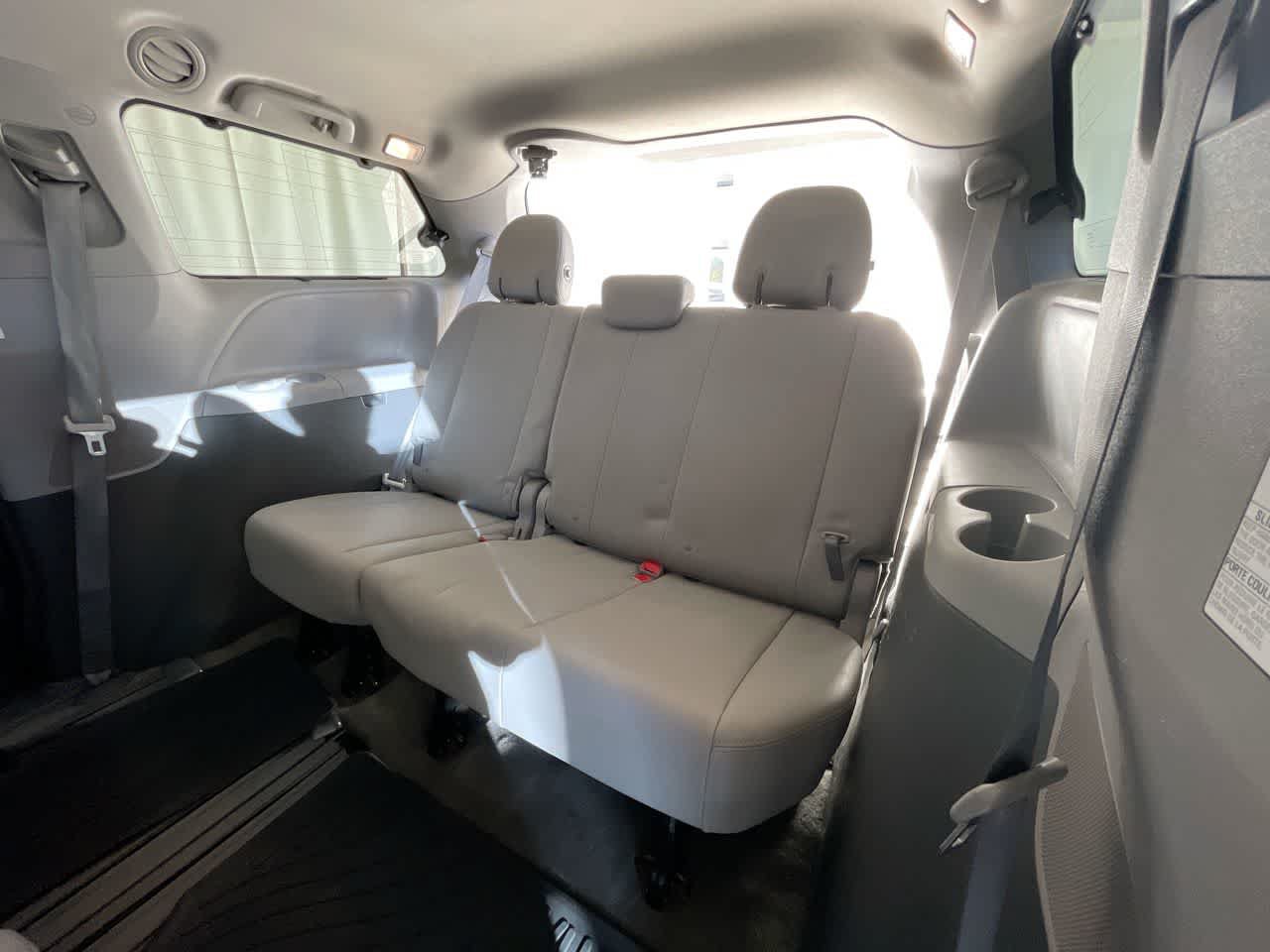 Used 2018 Toyota Sienna XLE FWD image 22