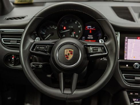 Certified 2025 Porsche Macan image 14