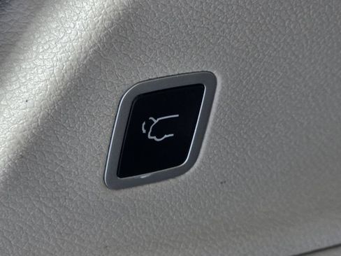 Used 2023 Chrysler Pacifica Touring-L FWD image 13