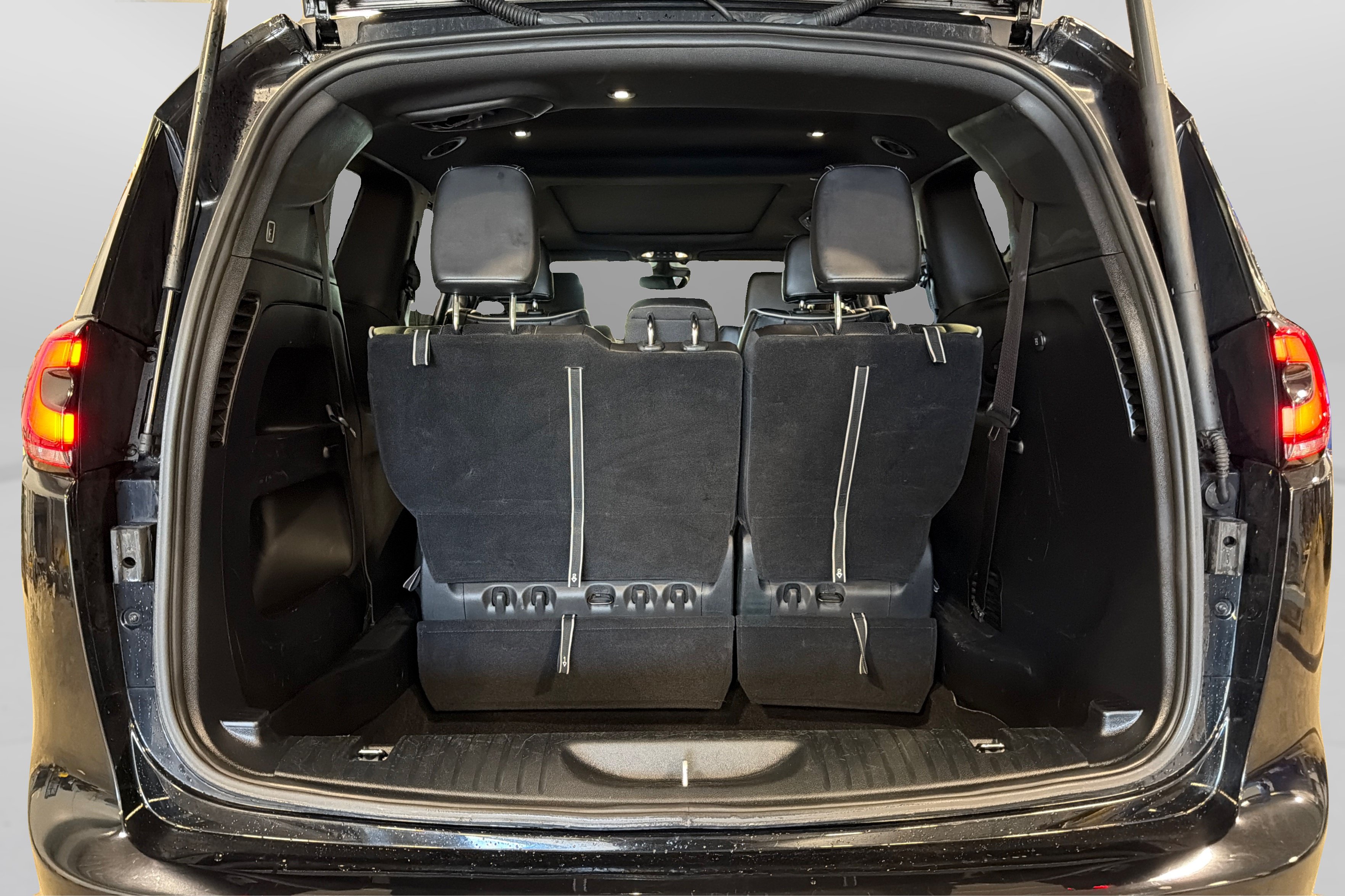 Used 2025 Chrysler Pacifica Limited FWD image 48