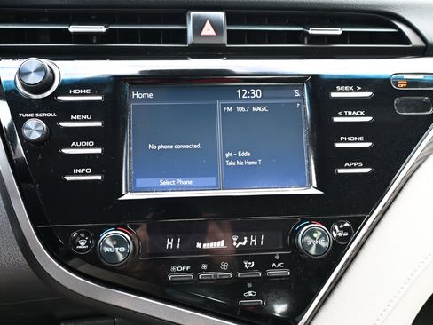 Used 2018 Toyota Camry XLE image 30