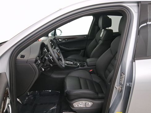 Used 2026 Porsche Macan image 5
