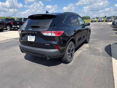 Used 2022 Ford Escape SE w/ SE Sport Appearance Package image 5