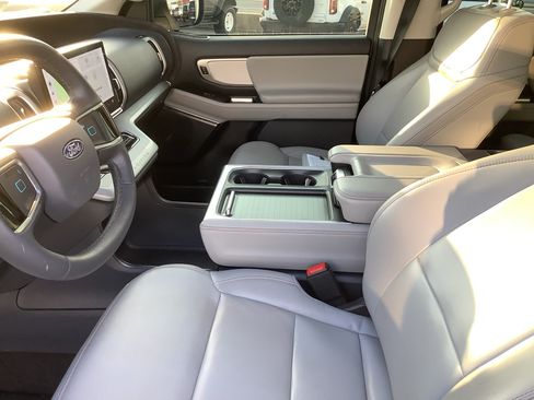 Used 2025 Ford Expedition Active AWD/4WD image 11