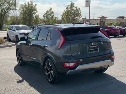 Used 2024 Kia Niro EX Touring image 6