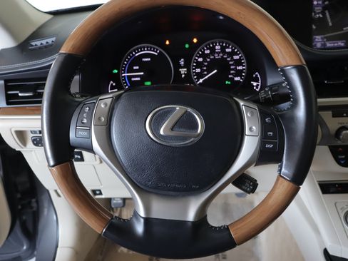 Used 2013 Lexus ES 300h w/ Luxury Pkg image 16