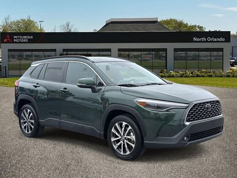 Used 2023 Toyota Corolla Cross XLE image 2