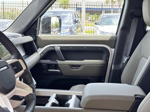 Used 2025 Land Rover Defender 110 X-Dynamic SE image 21