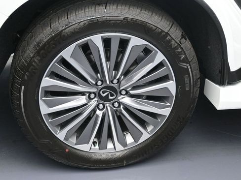 New 2026 INFINITI QX80 Luxe image 5