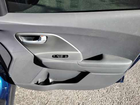 Certified 2021 Kia Niro LX image 10