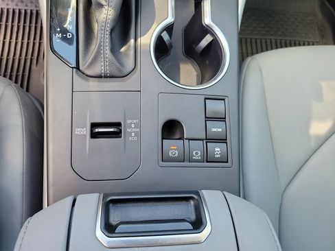 Used 2024 Toyota Highlander XLE FWD image 42