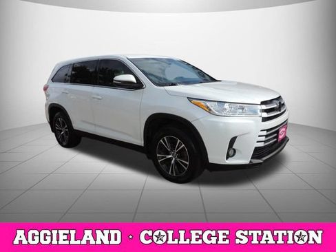 Used 2019 Toyota Highlander Plus FWD image 3
