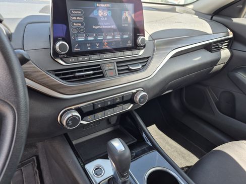 Used 2024 Nissan Altima 2.5 SV FWD image 11