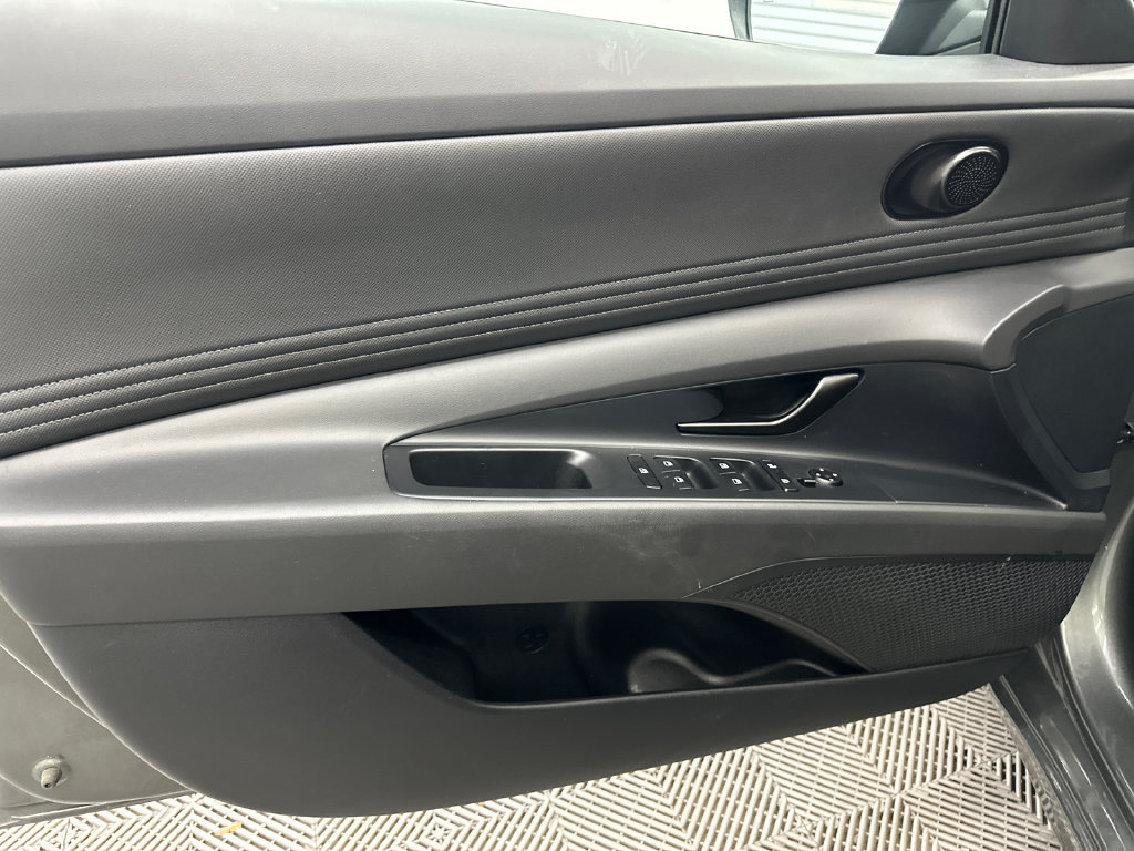 Used 2025 Hyundai Elantra SEL FWD image 9