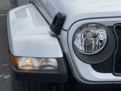 Used 2024 Jeep Gladiator Sport AWD/4WD image 7
