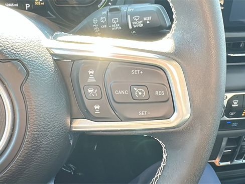 Used 2025 Jeep Wrangler Sahara image 19