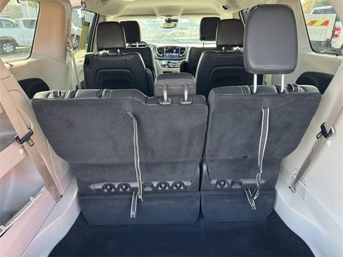 Used 2022 Chrysler Pacifica Touring-L image 8