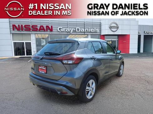 Used 2022 Nissan Kicks S FWD image 7
