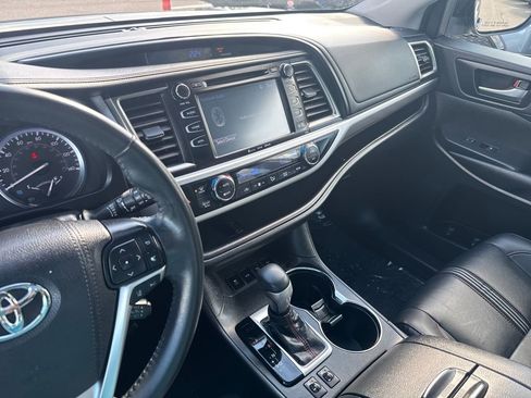 Used 2019 Toyota Highlander SE image 23