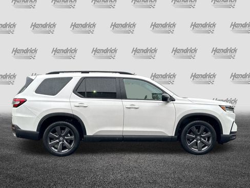 Used 2025 Honda Pilot Sport image 3