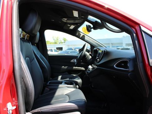 Used 2025 Chrysler Pacifica Select FWD image 27