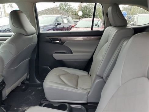 Used 2022 Toyota Highlander Platinum image 32