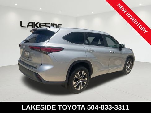 Used 2023 Toyota Highlander XLE FWD image 4