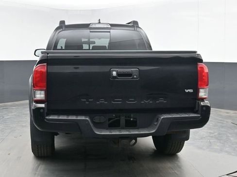 Used 2017 Toyota Tacoma TRD Off-Road w/ Premium & Technology Package image 9