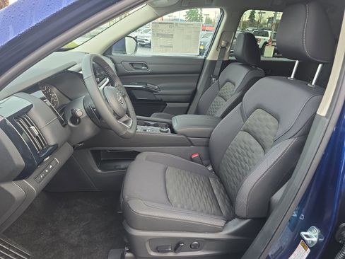 New 2025 Nissan Pathfinder SV image 12