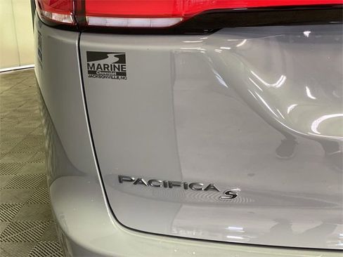 Used 2025 Chrysler Pacifica Limited image 38