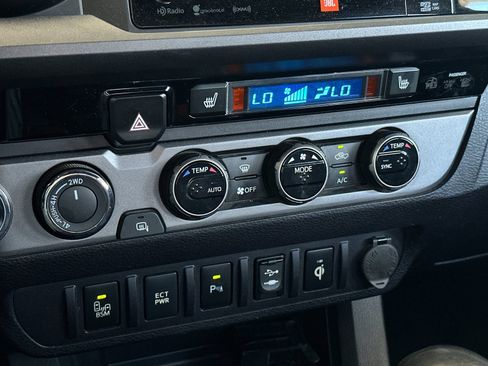 Used 2017 Toyota Tacoma TRD Off-Road image 18