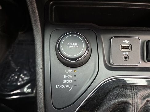 Used 2019 Jeep Cherokee Limited AWD/4WD image 14