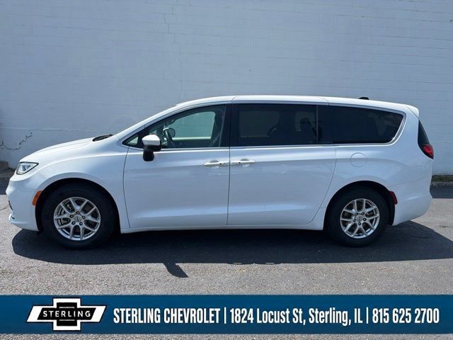 Used 2023 Chrysler Pacifica Touring-L FWD image 6